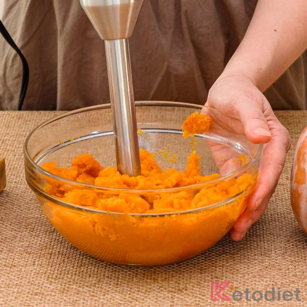 Blending pumpkin flesh into puree.