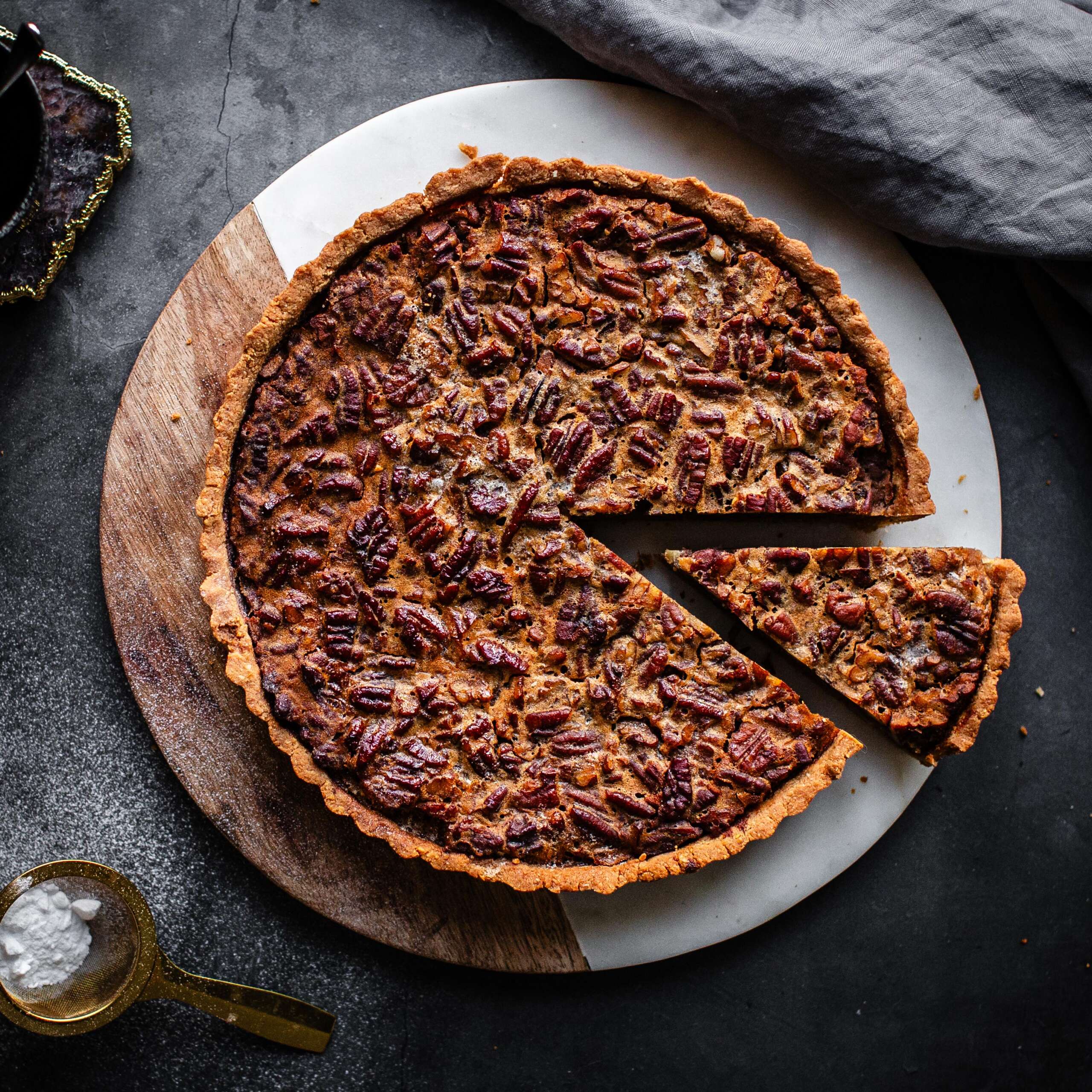 Low-Carb Rum Pecan Pie - slicing.